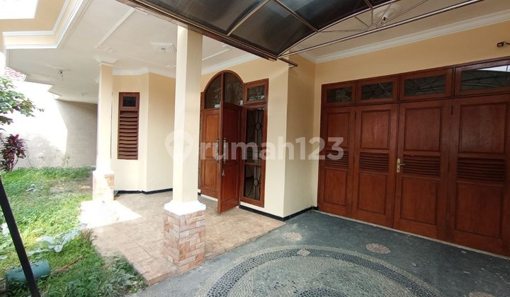 Bunga Bunga Street House Malang Well-Maintained Building Easy Access 2