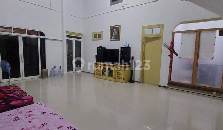 Sulfat Malang Business House, Hook Position in a Busy Area 2