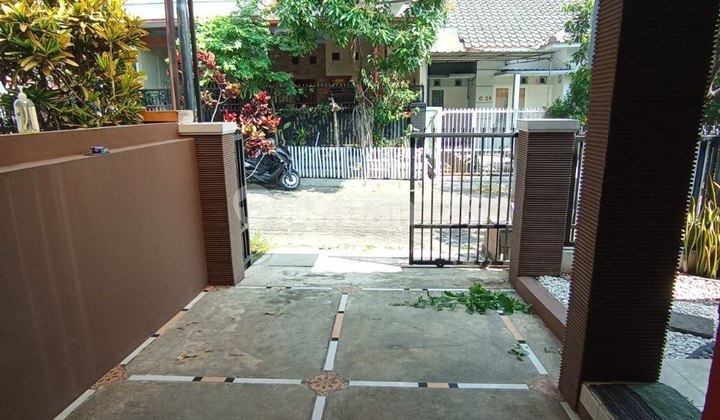 Well-Maintained Fully Furnished House on Jl R Panji Suroso, Malang 2