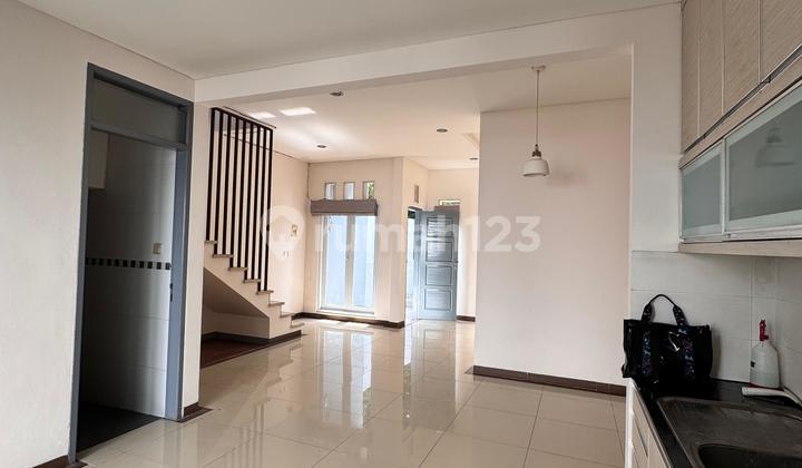 Dijual / Disewakan Rumah Modern 2 Lantai - Setraduta, Bandung. Lokasi Strategis dan Elit, Dekat dengan Jalan Tol Pasteur Bandung 2