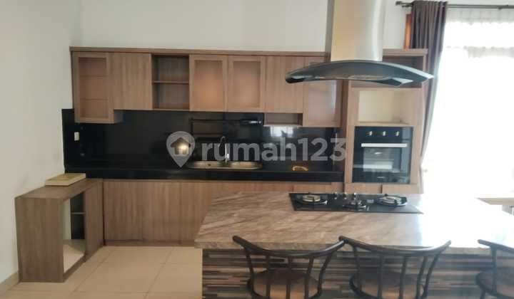 Dijual Townhouse Istana Pasteur Regency - Depan Pool