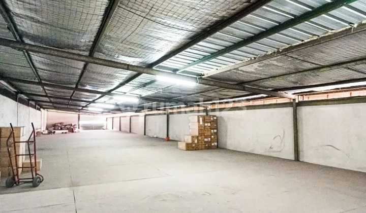 STRATEGIC LOCATION! Warehouse on Raya Narogong, Area 9,705 m2!