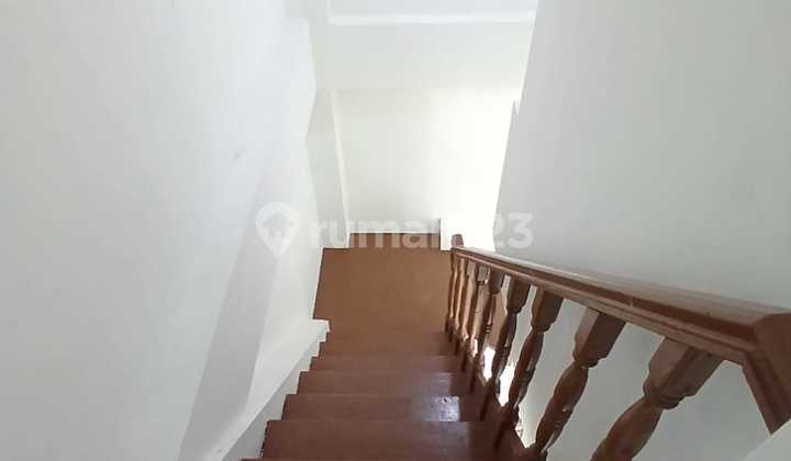 Disewakan Ruko 3lt Lokasi Strategis di Sektor 3 Bintaro