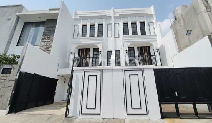 Dijual Cepat Rumah American Classic Dekat Kampus Binus 3 Lantai