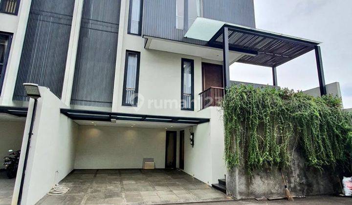 Dijual Townhouse Mewah Ada Kolam Renang 3Lantai Semi Furnished 1