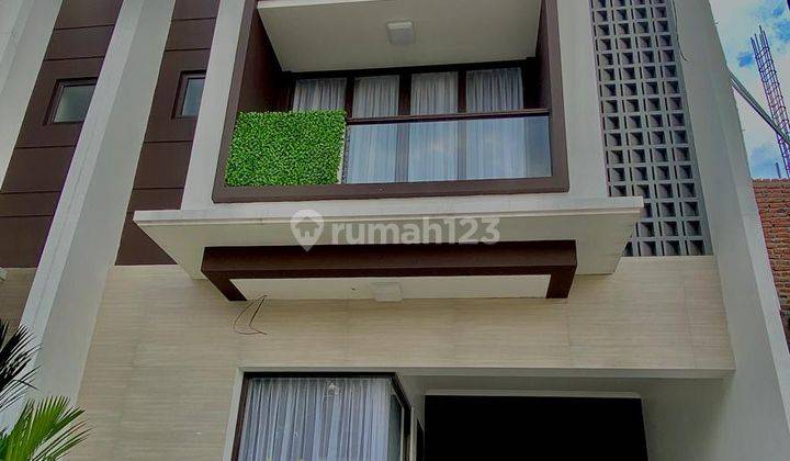 Dijual Townhouse Cantik 2 Lantai Area Startegis Dekat Akses Tol 1