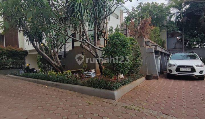 Rumah Disewakan 3 Lantai Bagus Furnished Kemang Jakarta Selatan 2