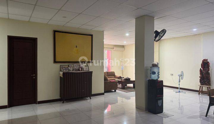 rumah posisi hoek di jalan raya - cocok untuk usaha  2