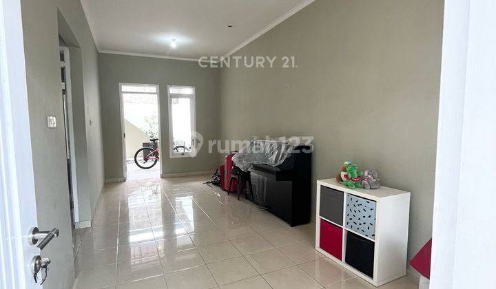 ruang tamu rumah siap huni dekat akses