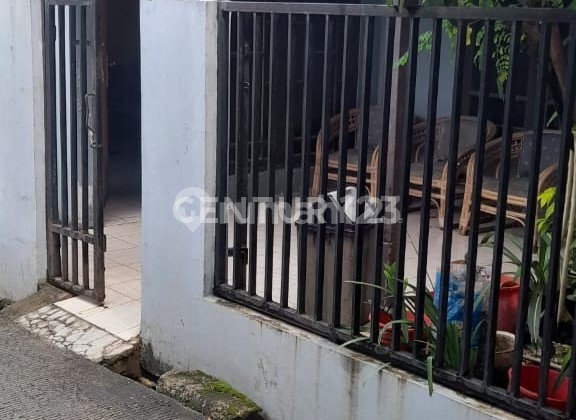Rumah Dekat Pasar Tradisional Jl Belimbing Depok