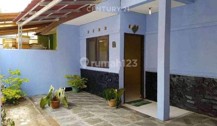 tampak depan rumah dekat tol di perumahan