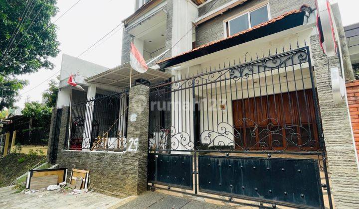 Rumah Besar Pinggir Jalan Raya Cocok Untuk Kantor