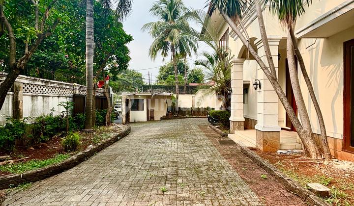 Luxury House in Kemang with Spacious Parking and Private Pool 2