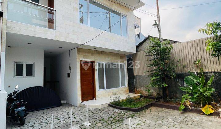 Rumah Modern Minimalist Dalam Cluster Pejaten 2