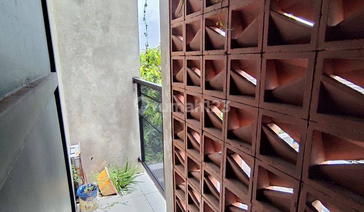 teras dijual rumah 2 lantai di