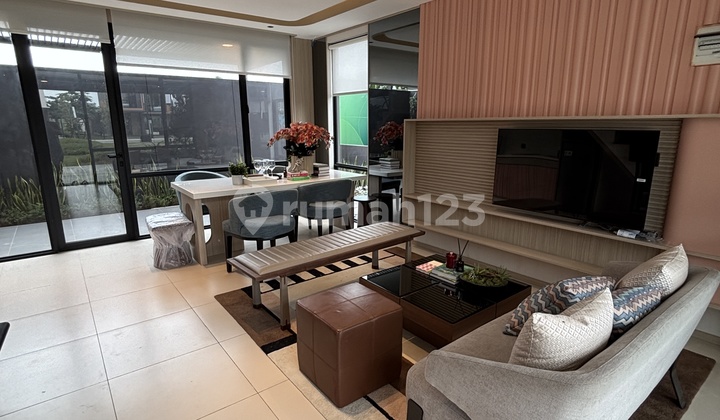 Rumah 3 Lantai dengan 4 Kamar Tidur di Park Serpong 2