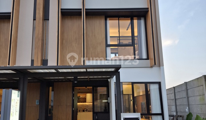 Dijual Rumah Mewah 2 Lantai Nempel Bandara Soekarno Hatta Cgk