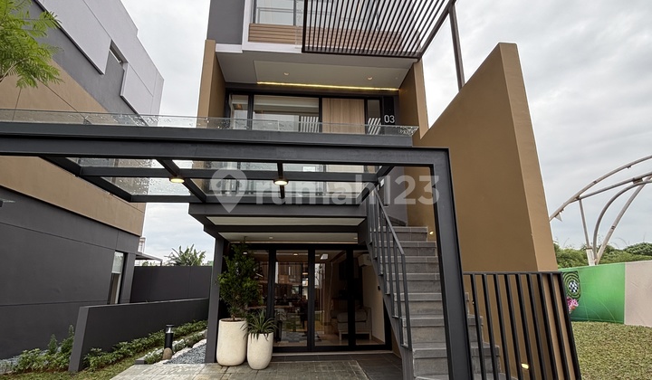 Rumah 3 Lantai dengan 4 Kamar Tidur di Park Serpong 2