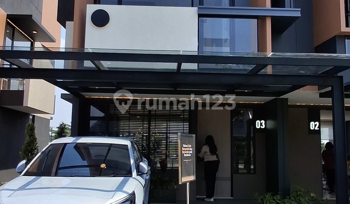 Luxurious 2-Story House with 3 Bedrooms, Gold Type in Park Serpong