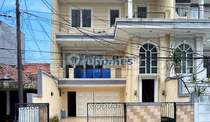 For Sale 4-Story House with 2-Car Access, Wide Location in Setia Budi 2