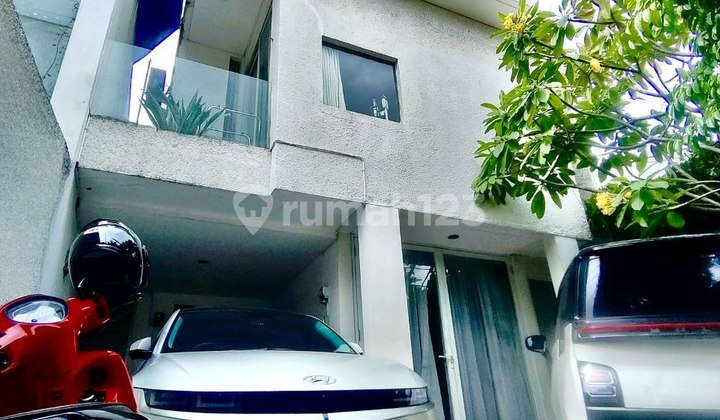 Rumah Cantik 3 Lantai Di Mampang Jakarta Selatan