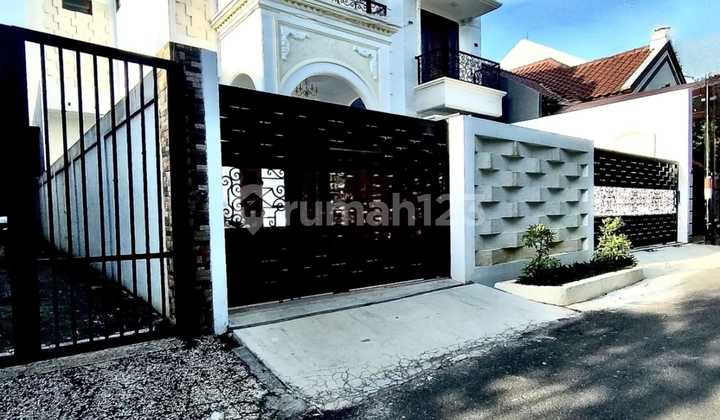 Elegant 3-Story Hunt House Ready to Occupy in Cempaka Putih, Central Jakarta 2