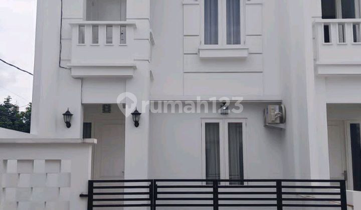 Rumah Townhouse Mewah Jakarta Strategis Bebas Banjir Dekat Tol