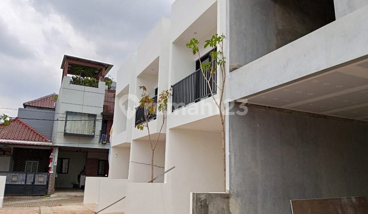 Rumah Townhouse Strategis Dekat Tol Stasiun Terminal Ciracas 2