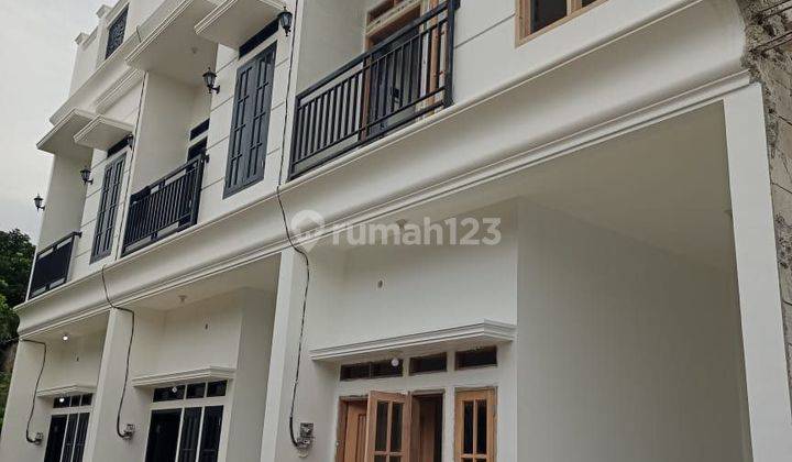 Rumah Townhouse 3 Lantai Jakarta Timur Dekat Tol Stasiun 1