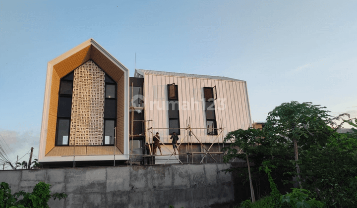 Rumah 3 Lantai Baru Furnished SHM di Jalan Mertha Agung, Badung 1