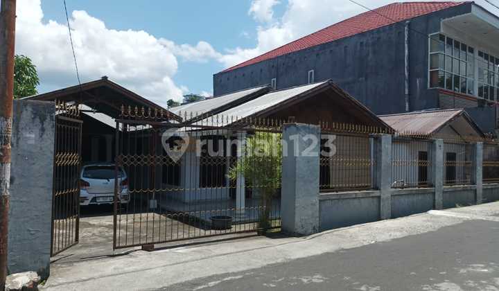 For Sale Manado House Strategic Location Good Condition