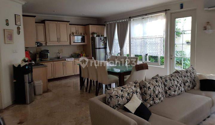 ruang keluarga rumah cantik taman beverly golf