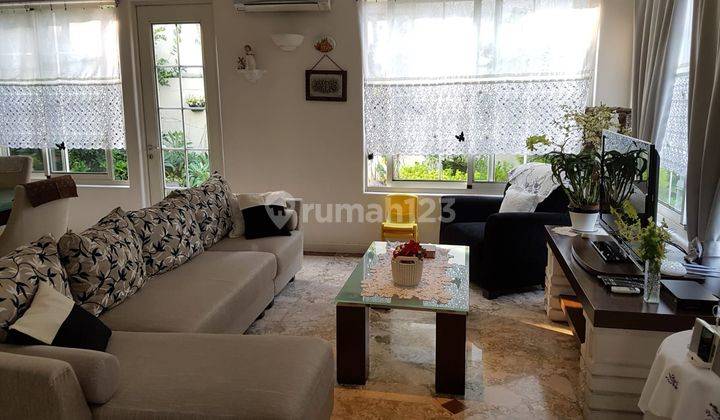 ruang tamu rumah cantik taman beverly golf