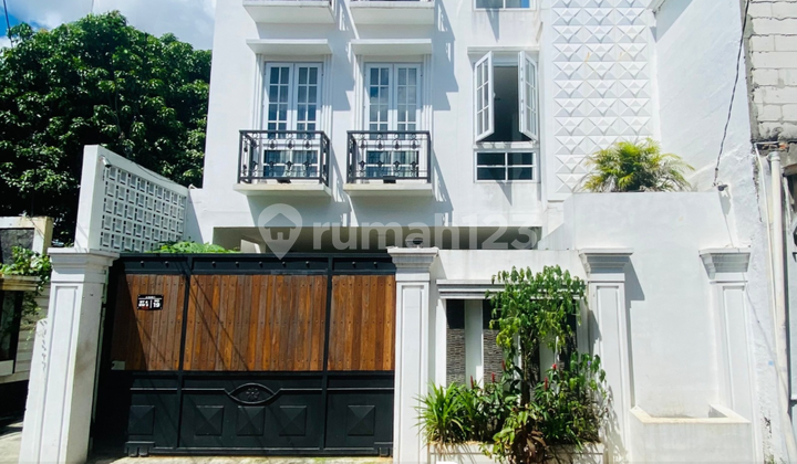 Rumah Pejaten Barat Siap Huni Semi Furnished + Taman Rooftop  1