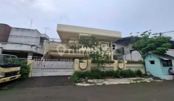 Disewa Rumah Besar di Tomang Ada Kolam Renang