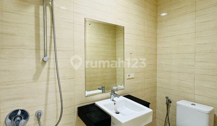 Rumah di Green Lake City Cluster Amerika Latin Bagus Dan Terawat