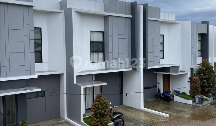 Rumah 2 Lantai Siap Huni Dekat Stasiun Sudimara SHM