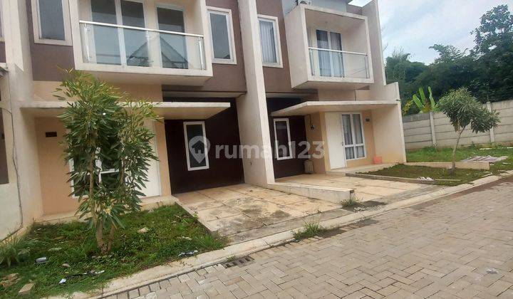 Rumah 2 lantai siap huni lokasi strategis nyaman dan damai  2