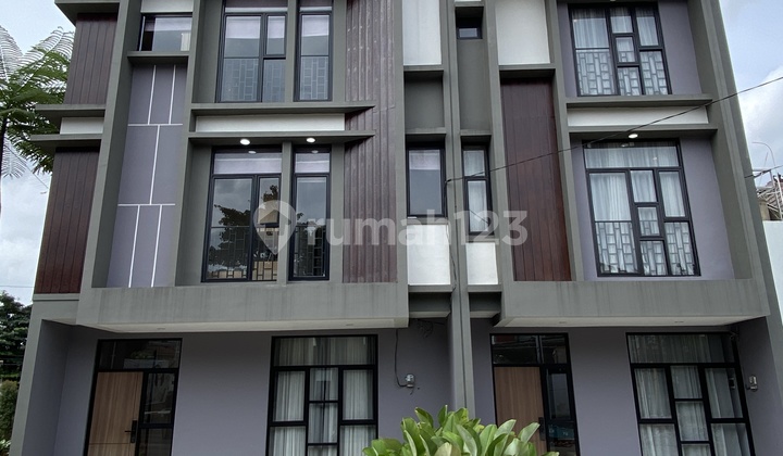 Rumah 3 Lantai Siap Huni 3+1Kt 3Km Dekat Pemkot Tangsel SHM