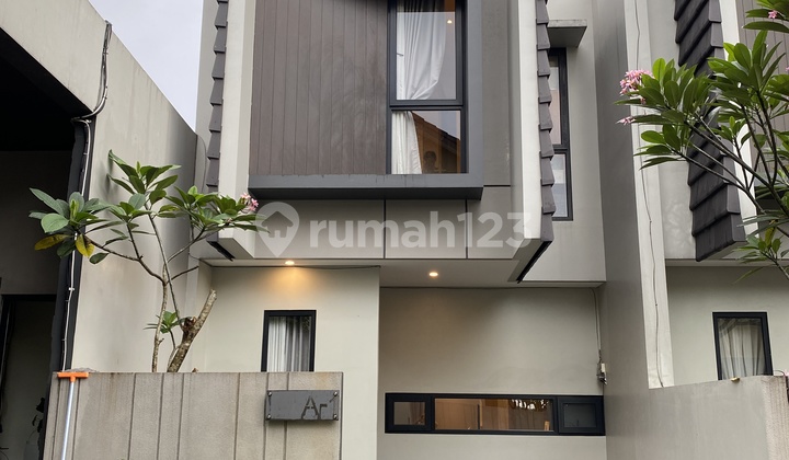 Rumah 2 Lantai Siap Huni 4Kt 3Km Lokasi Strategis Jl Raya Utama