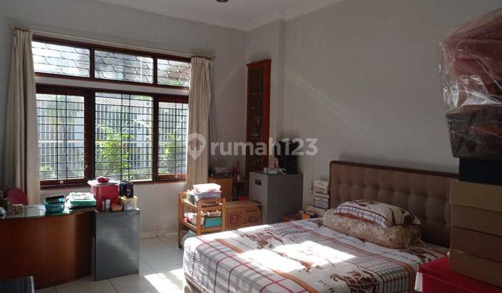 Rumah Klasik Terawat Semi Furnished SHM di Sayap Riau, Bandung 2