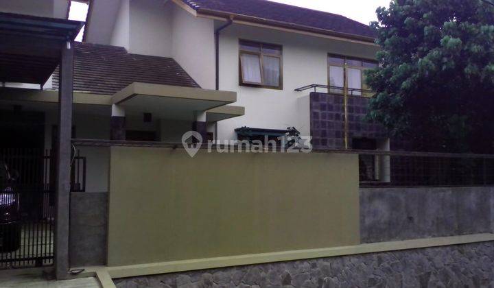 Rumah 2 Lantai Bagus Semi Furnished SHM di Cigadung, Bandung 1