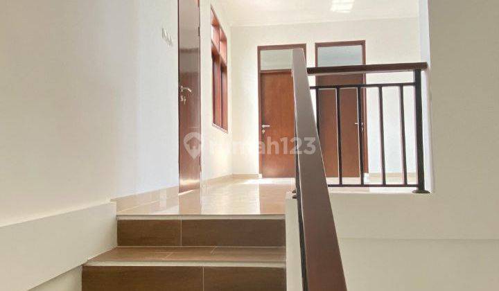 Rumah Modern Minimalis 2 Lantai SHM di Komplek Antapani, Bandung 2