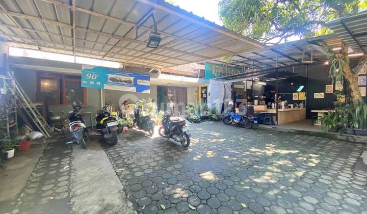 Old House Suitable for Business or Office in Sayap Riau Bandung. 2