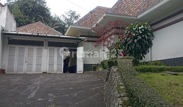 Rumah Terawat Lokasi Strategis Cocok Buat Kantor di Cipaganti. 2