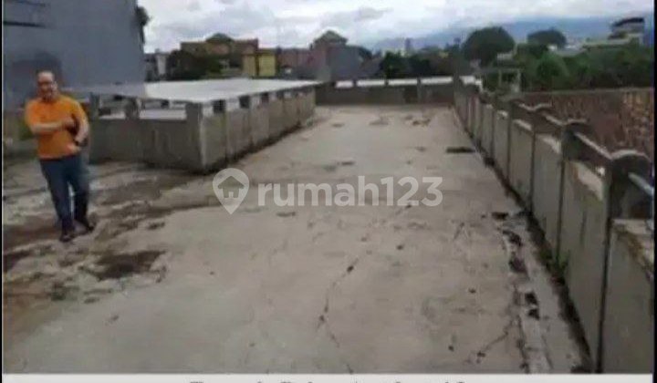 For sale, a nice shop house in the center of Bandung city, suitable for business and office on the main road. 2