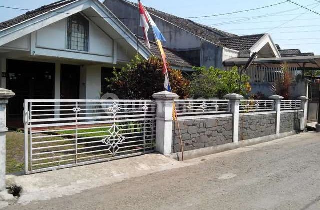 Affordable well-maintained old house in Cijawura Buah Batu, Bandung city.