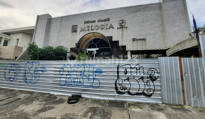 FOR RENT: 1.5-STORY BUILDING FOR BUSINESS AT CORNER LOCATION, WITH FAIRLY LARGE PARKING LOT IN SURABAYA