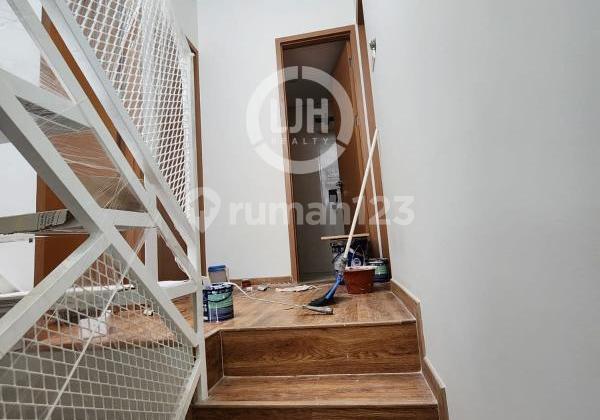 Dijual Rumah 2,5 Lantai di Plumeria Residence Graha Bintaro 2