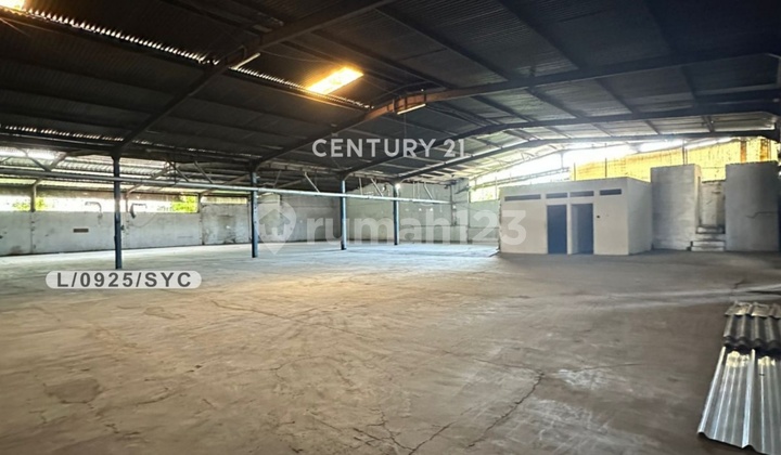 Warehouse with 24-Hour Security and Strategic Location on Moh Toha, Bandung. Warehouse with 24-Hour Security and Strategic Location on Moh Toha, Bandung.